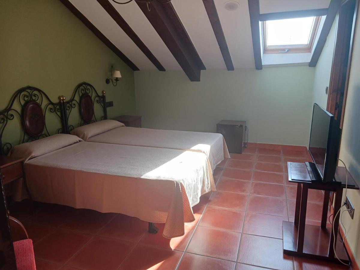 Hotel Restaurante Dona Elvira Nava del Rey エクステリア 写真
