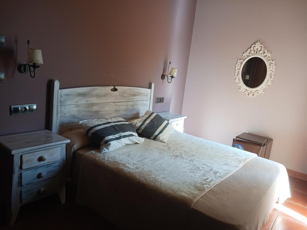Hotel Restaurante Dona Elvira Nava del Rey エクステリア 写真