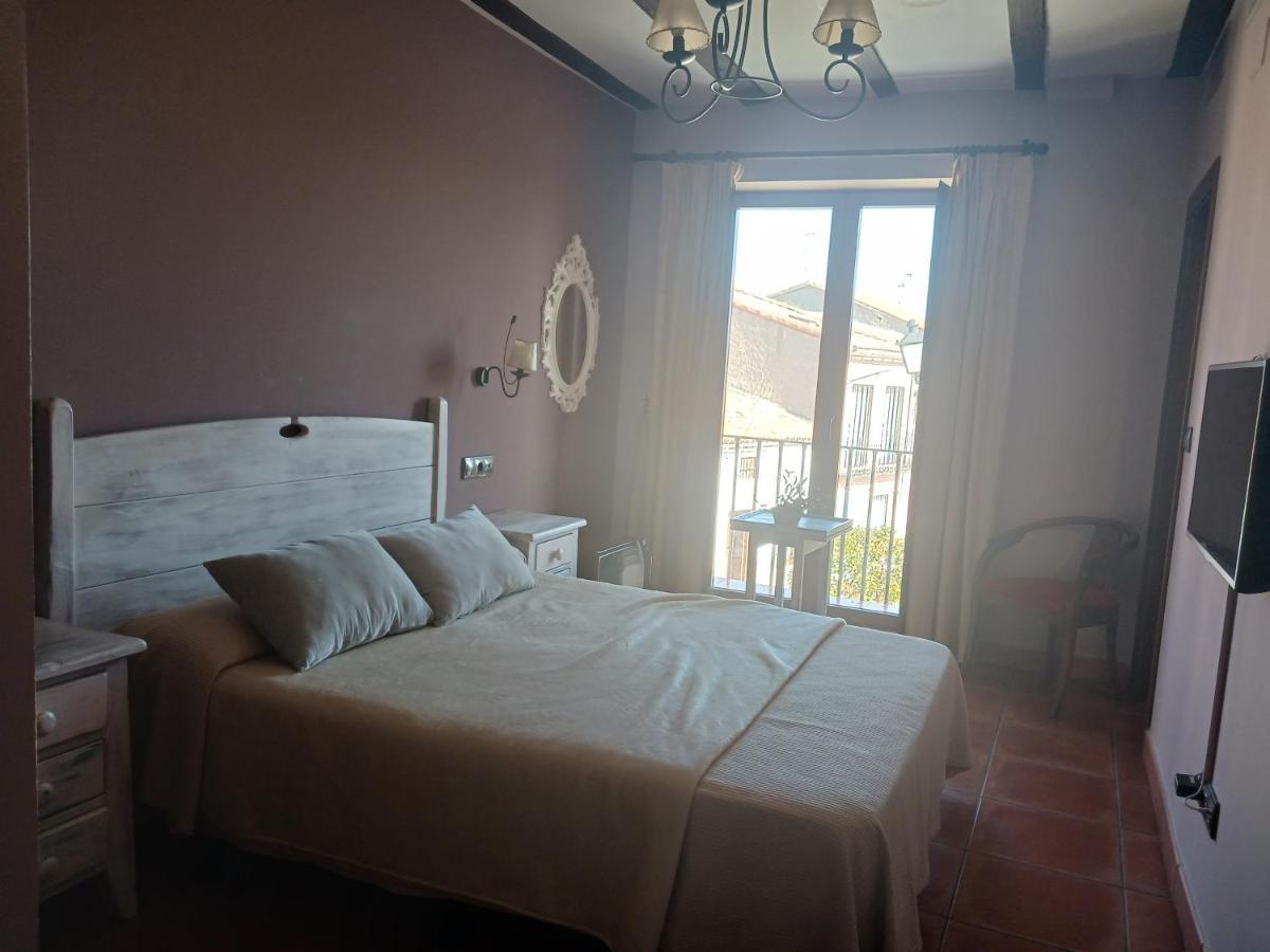 Hotel Restaurante Dona Elvira Nava del Rey エクステリア 写真