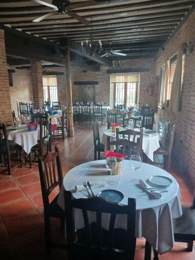 Hotel Restaurante Dona Elvira Nava del Rey エクステリア 写真