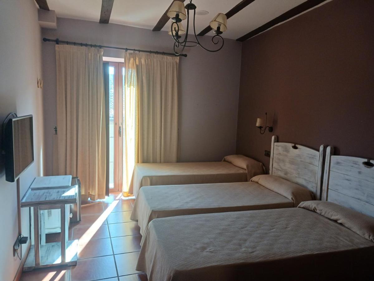 Hotel Restaurante Dona Elvira Nava del Rey エクステリア 写真