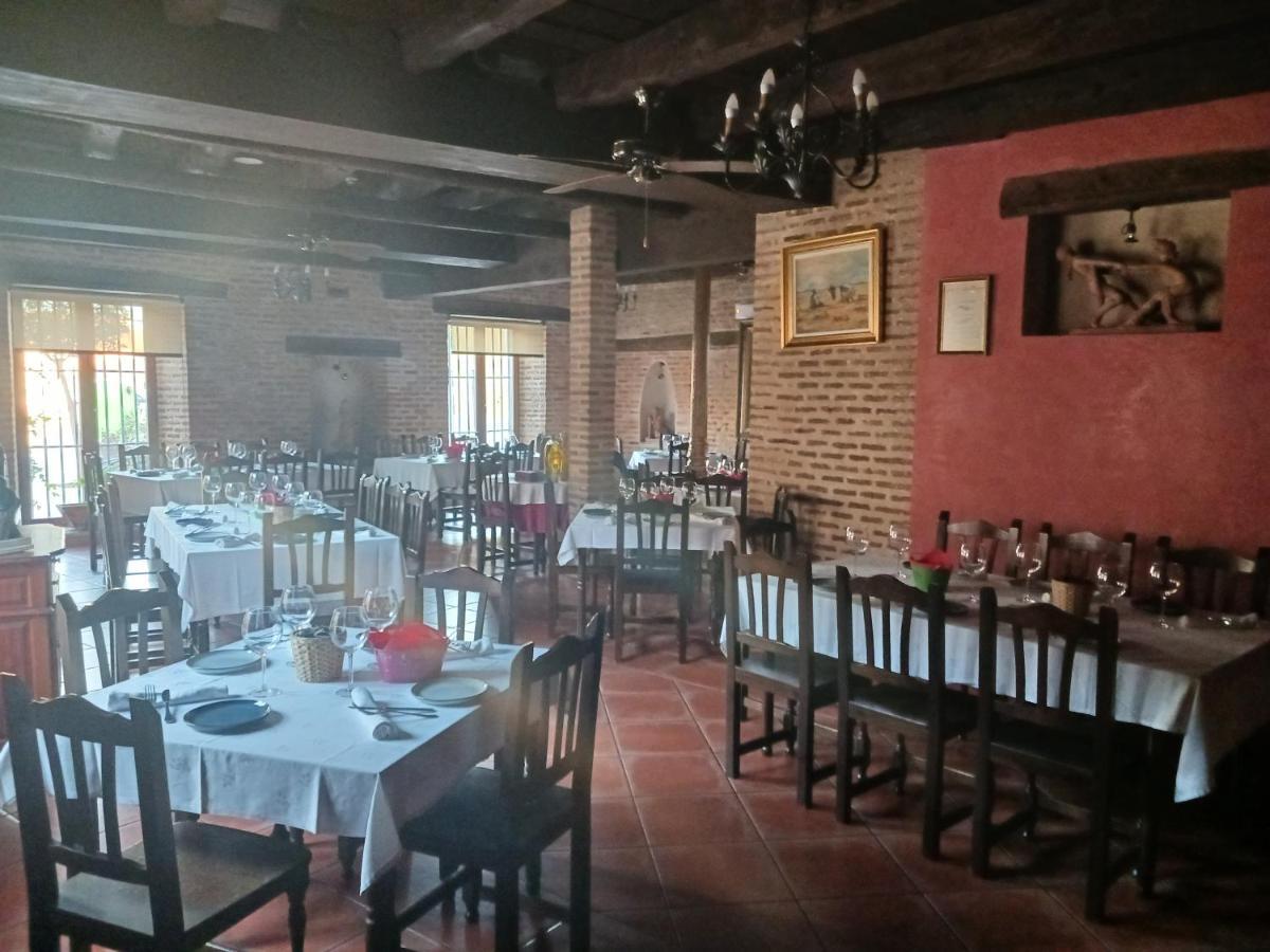 Hotel Restaurante Dona Elvira Nava del Rey エクステリア 写真